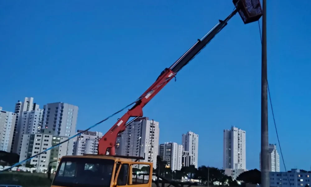 Caminhão Munck operando com segurança NR-12 - Taubaté SP
